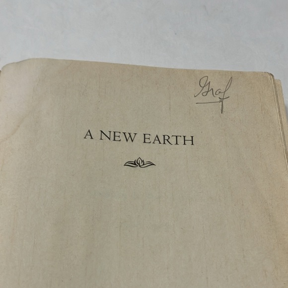 Book - A New Earth Awakening to Your Life’s Purpose by Eckhart Tolle - 2005 - Picture 6 of 11